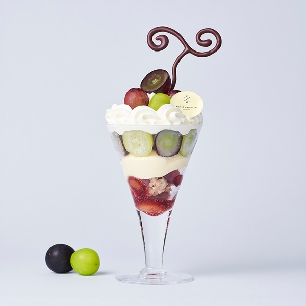 【季節限定】旬のぶどうとホワイトチョコレートのパフェ